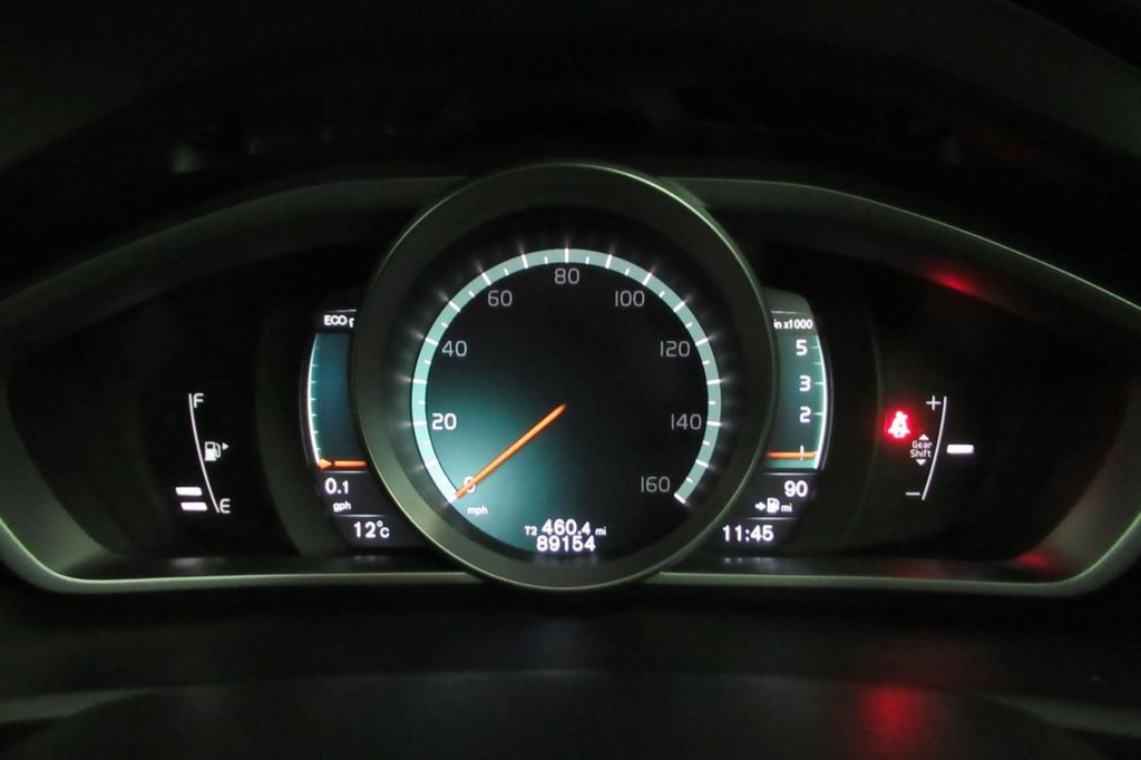 USED 2017 67 VOLVO V40 2.0 D2 R-DESIGN PRO 5d  