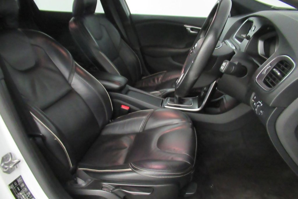 USED 2017 67 VOLVO V40 2.0 D2 R-DESIGN PRO 5d  