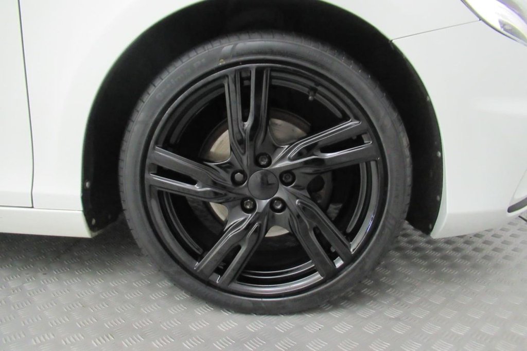 USED 2017 67 VOLVO V40 2.0 D2 R-DESIGN PRO 5d  