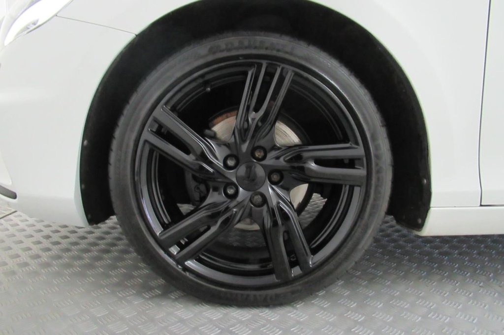 USED 2017 67 VOLVO V40 2.0 D2 R-DESIGN PRO 5d  