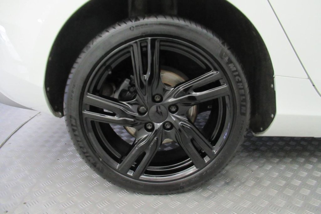 USED 2017 67 VOLVO V40 2.0 D2 R-DESIGN PRO 5d  