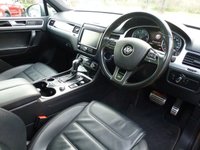USED 2017 17 VOLKSWAGEN TOUAREG 3.0 V6 R-LINE PLUS TDI BLUEMOTION TECHNOLOGY 5d 259 BHP www.suffolkcarcentre.co.uk - Located at Reydon