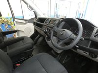 USED 2019 19 VOLKSWAGEN TRANSPORTER SHUTTLE 2.0 T32 TDI SHUTTLE S BMT 5d 101 BHP 8 SEATS AIR CON PARKING SENSORS 6 MONTHS GOLD WARRANTY