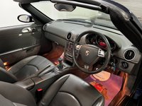 USED 2006 06 PORSCHE BOXSTER 2.7 24V 2d 240 BHP * SAT NAV * LEATHER * AIR CON * PARK SENSORS *  18" AL:LOYS *