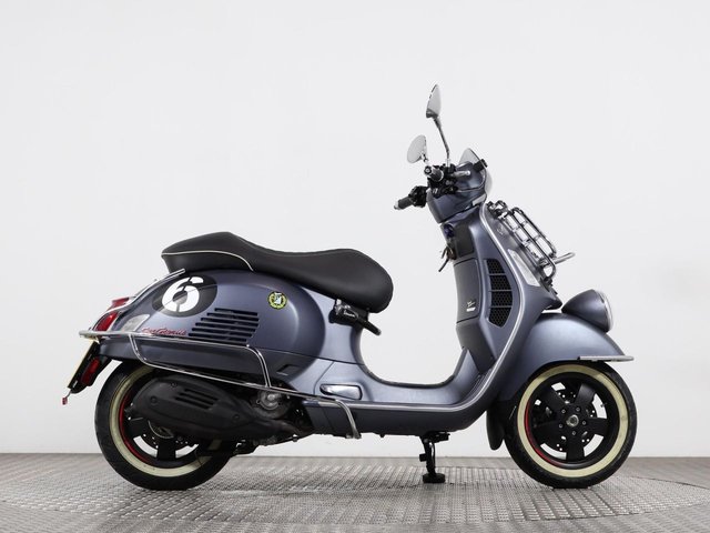 Vespa Gts 300 Hpe Vespa Giorni 2021 Vespa Sei Giorni 300 Akrapovic