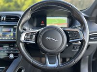 USED 2017 17 JAGUAR F-PACE 2.0d (240) AWD Portfolio 5dr Auto (Panoramic Sunroof / Heads Up Display / Virtual Digital Widescreen Touch Pro) !! NATIONWIDE DELIVERY AVAILABLE !!