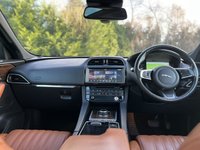 USED 2017 17 JAGUAR F-PACE 2.0d (240) AWD Portfolio 5dr Auto (Panoramic Sunroof / Heads Up Display / Virtual Digital Widescreen Touch Pro) !! NATIONWIDE DELIVERY AVAILABLE !!