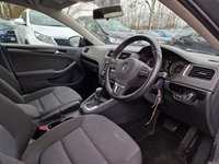 USED 2012 12 VOLKSWAGEN JETTA 1.6 SE TDI BLUEMOTION TECHNOLOGY DSG 4d 104 BHP FULL SERVICE RECORD +  1 KEEPER FROM NEW +  BLUETOOTH +  AUX +  START STOP +  REAR PARKING SENSORS +  CRUISE CONTROL +  SPARE WHEEL +  16 INCH ALLOY WHEELS +