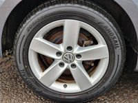 USED 2012 12 VOLKSWAGEN JETTA 1.6 SE TDI BLUEMOTION TECHNOLOGY DSG 4d 104 BHP FULL SERVICE RECORD +  1 KEEPER FROM NEW +  BLUETOOTH +  AUX +  START STOP +  REAR PARKING SENSORS +  CRUISE CONTROL +  SPARE WHEEL +  16 INCH ALLOY WHEELS +