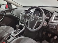USED 2015 15 VAUXHALL ASTRA 1.4 EXCITE 5d 98 BHP Striking High Gloss Power Red ,17" Multi Spoke Alloy Wheels , Half Leather Interior