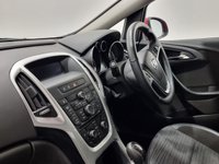 USED 2015 15 VAUXHALL ASTRA 1.4 EXCITE 5d 98 BHP Striking High Gloss Power Red ,17" Multi Spoke Alloy Wheels , Half Leather Interior