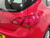 USED 2015 15 VAUXHALL ASTRA 1.4 EXCITE 5d 98 BHP Striking High Gloss Power Red ,17" Multi Spoke Alloy Wheels , Half Leather Interior