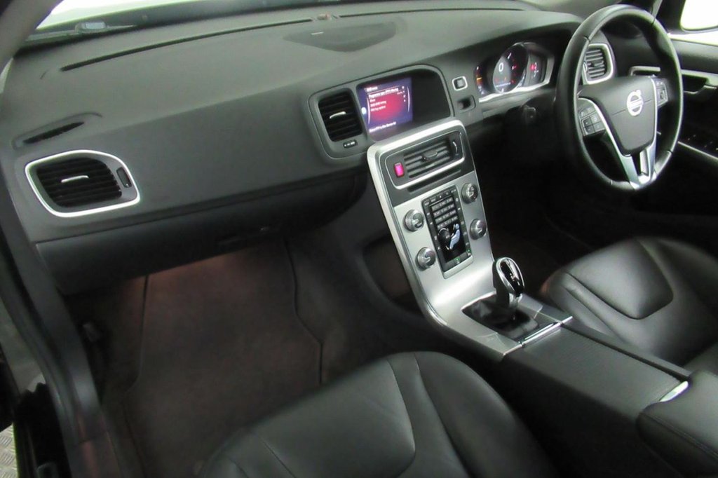 USED 2017 67 VOLVO V60 2.0 D4 SE LUX NAV 5d AUTO 188 BHP 