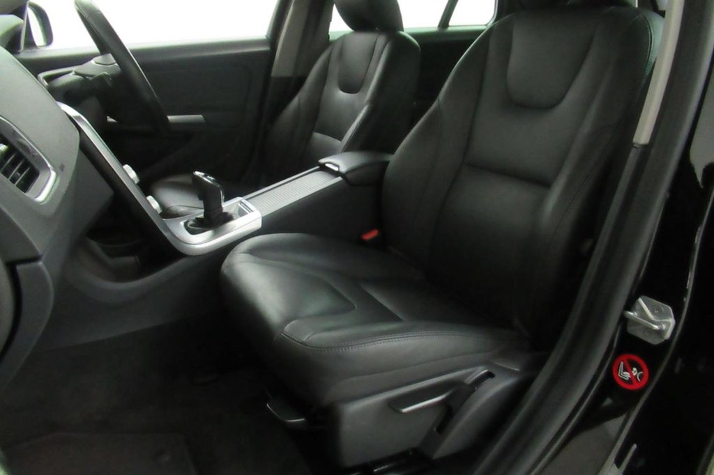 USED 2017 67 VOLVO V60 2.0 D4 SE LUX NAV 5d AUTO 188 BHP 