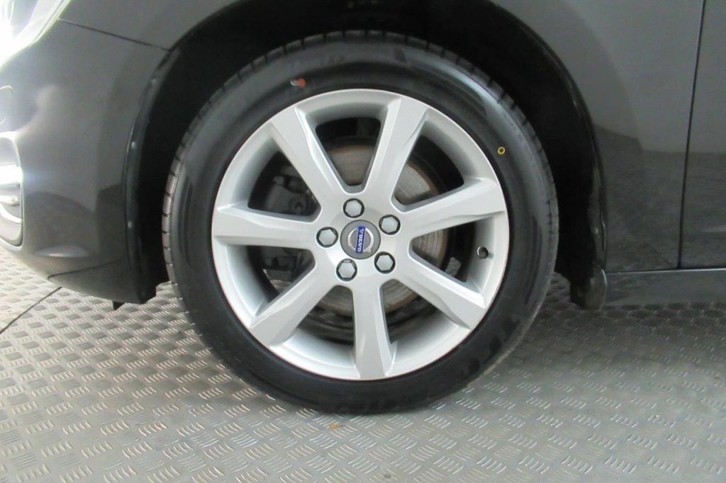 USED 2017 67 VOLVO V60 2.0 D4 SE LUX NAV 5d AUTO 188 BHP 