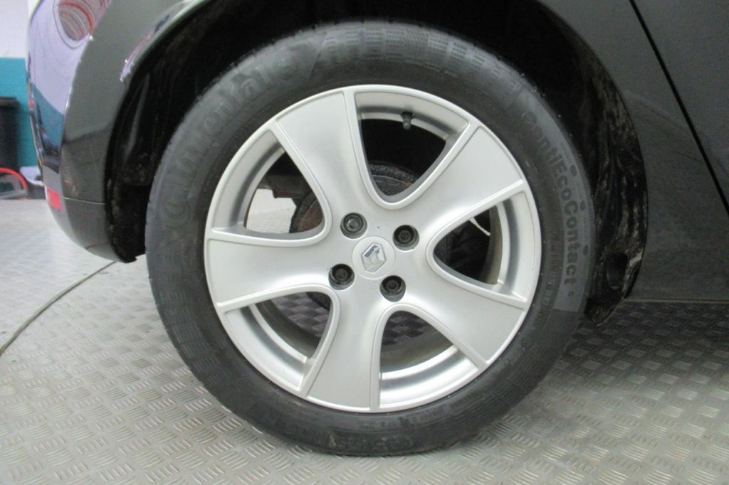 USED 2015 65 RENAULT CLIO 1.1 DYNAMIQUE NAV 16V 5d  