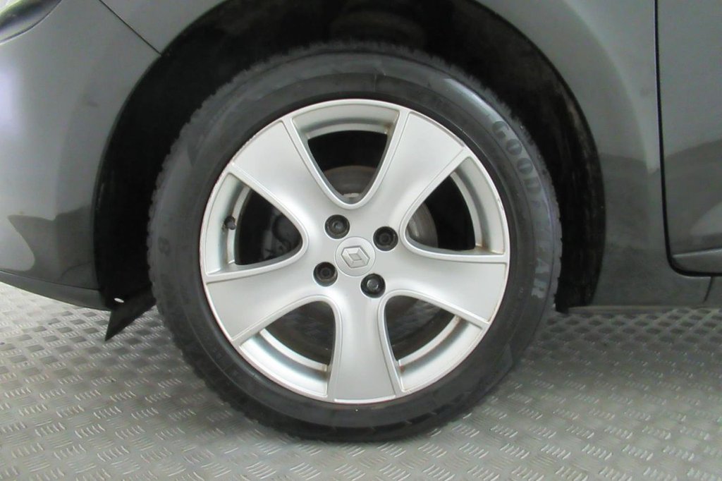 USED 2015 65 RENAULT CLIO 1.1 DYNAMIQUE NAV 16V 5d  