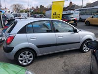 USED 2008 58 KIA RIO 1.6 SPORT 5d 111 BHP PRIVACY GLASS, CLIMATE CONTROL, AIR CON, ELECTRIC SUNROOF, ALLOY WHEELS, REMOTE CENTRAL LOCKING, CD/RADIO/AUX, FRONT FOG LIGHTS, ELECTRIC WINDOWS AND MIRRORS AND 2 KEYS