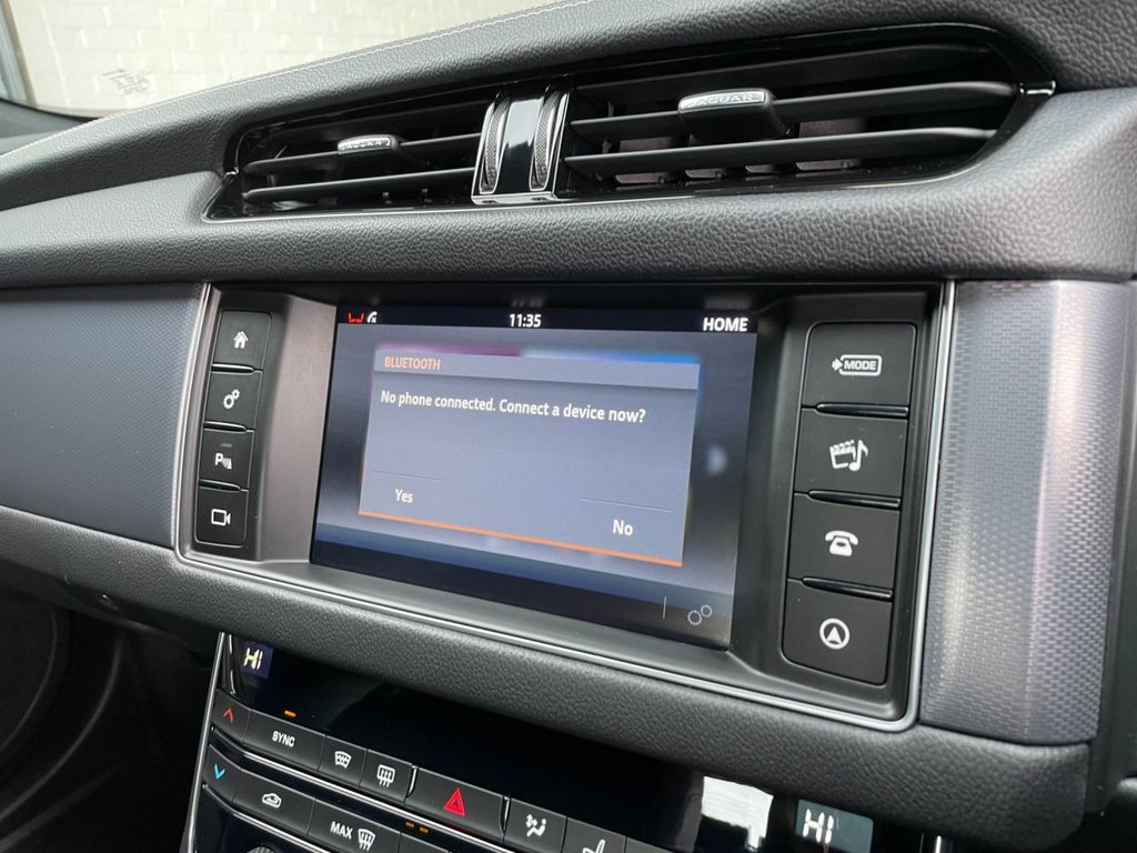 USED 2017 17 JAGUAR XF 2.0 D R-SPORT AWD 4d 177 BHP 
