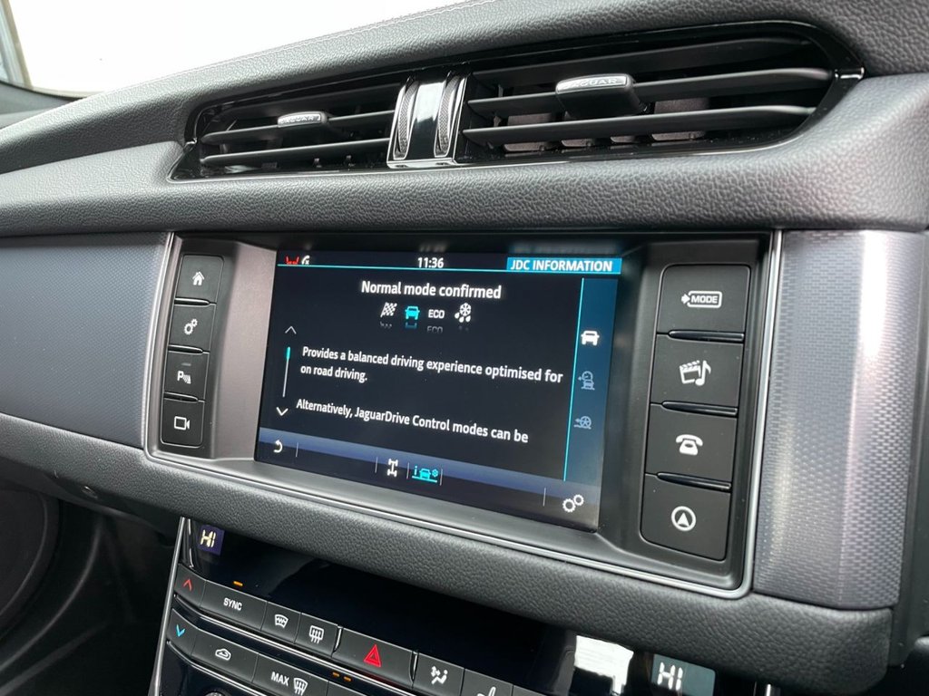 USED 2017 17 JAGUAR XF 2.0 D R-SPORT AWD 4d 177 BHP 