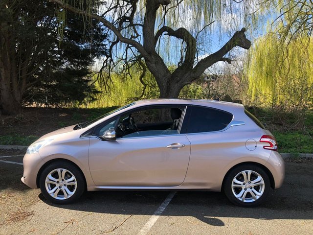 View our PEUGEOT 208