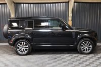 USED 2020 20 LAND ROVER DEFENDER 2.0 SE 5d 237 BHP FANTASTIC SPEC - ALL THE BEST EXTRAS - DEPLOYABLE TOW BAR - HEATED SEATS, HEATED STEERING WHEEL AND IN THE BEST COLOUR!!