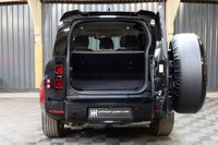 USED 2020 20 LAND ROVER DEFENDER 2.0 SE 5d 237 BHP FANTASTIC SPEC - ALL THE BEST EXTRAS - DEPLOYABLE TOW BAR - HEATED SEATS, HEATED STEERING WHEEL AND IN THE BEST COLOUR!!