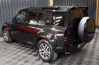 USED 2020 20 LAND ROVER DEFENDER 2.0 SE 5d 237 BHP FANTASTIC SPEC - ALL THE BEST EXTRAS - DEPLOYABLE TOW BAR - HEATED SEATS, HEATED STEERING WHEEL AND IN THE BEST COLOUR!!
