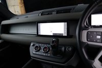 USED 2020 20 LAND ROVER DEFENDER 2.0 SE 5d 237 BHP FANTASTIC SPEC - ALL THE BEST EXTRAS - DEPLOYABLE TOW BAR - HEATED SEATS, HEATED STEERING WHEEL AND IN THE BEST COLOUR!!