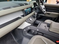 USED 2020 20 LAND ROVER DEFENDER 2.0 SE 5d 237 BHP FANTASTIC SPEC - ALL THE BEST EXTRAS - DEPLOYABLE TOW BAR - HEATED SEATS, HEATED STEERING WHEEL AND IN THE BEST COLOUR!!