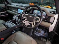 USED 2020 20 LAND ROVER DEFENDER 2.0 SE 5d 237 BHP FANTASTIC SPEC - ALL THE BEST EXTRAS - DEPLOYABLE TOW BAR - HEATED SEATS, HEATED STEERING WHEEL AND IN THE BEST COLOUR!!