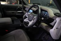 USED 2020 20 LAND ROVER DEFENDER 2.0 SE 5d 237 BHP FANTASTIC SPEC - ALL THE BEST EXTRAS - DEPLOYABLE TOW BAR - HEATED SEATS, HEATED STEERING WHEEL AND IN THE BEST COLOUR!!