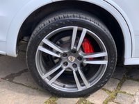 USED 2012 62 PORSCHE CAYENNE 3.0 D V6 TIPTRONIC 5d 245 BHP HUGE SPEC - 2012 PORSCHE CAYENNE 3.0 V6 DIESEL - TIP-TRONIC AUTOMATIC GEARBOX - FULL HEATED BLACK LEATHER - PANORAMIC GLASS ROOF - 21 INCH UPGRADE ALLOYS - SATELLITE NAVIGATION - DETATCHABLE TOW PACK - COMPREHENSIVE SERVICE HISTORY