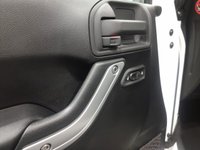 USED 2013 62 JEEP WRANGLER 2.8 SAHARA CRD 2d 197 BHP Striking High gloss white, 17" Satin multi spoke alloy wheels , detachable hardback, sahara embossed seats, cruise control