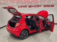 USED 2014 64 TOYOTA YARIS 1.33 VVT-i (99 PS) SPORT 5DR + NAVIGATION + REVERSE CAMERA + 2 TONE RED / BLACK UPHOLSTERY + DAB + MEDIA + PRIVACY +16S 16S+R/CAMERA+PRIVACY GLASS+NAVIGATION+2 TONE SEATS