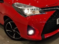 USED 2014 64 TOYOTA YARIS 1.33 VVT-i (99 PS) SPORT 5DR + NAVIGATION + REVERSE CAMERA + 2 TONE RED / BLACK UPHOLSTERY + DAB + MEDIA + PRIVACY +16S 16S+R/CAMERA+PRIVACY GLASS+NAVIGATION+2 TONE SEATS