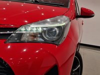USED 2014 64 TOYOTA YARIS 1.33 VVT-i (99 PS) SPORT 5DR + NAVIGATION + REVERSE CAMERA + 2 TONE RED / BLACK UPHOLSTERY + DAB + MEDIA + PRIVACY +16S 16S+R/CAMERA+PRIVACY GLASS+NAVIGATION+2 TONE SEATS