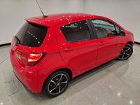 USED 2014 64 TOYOTA YARIS 1.33 VVT-i (99 PS) SPORT 5DR + NAVIGATION + REVERSE CAMERA + 2 TONE RED / BLACK UPHOLSTERY + DAB + MEDIA + PRIVACY +16S 16S+R/CAMERA+PRIVACY GLASS+NAVIGATION+2 TONE SEATS