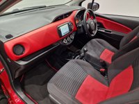 USED 2014 64 TOYOTA YARIS 1.33 VVT-i (99 PS) SPORT 5DR + NAVIGATION + REVERSE CAMERA + 2 TONE RED / BLACK UPHOLSTERY + DAB + MEDIA + PRIVACY +16S 16S+R/CAMERA+PRIVACY GLASS+NAVIGATION+2 TONE SEATS
