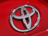 USED 2014 64 TOYOTA YARIS 1.33 VVT-i (99 PS) SPORT 5DR + NAVIGATION + REVERSE CAMERA + 2 TONE RED / BLACK UPHOLSTERY + DAB + MEDIA + PRIVACY +16S 16S+R/CAMERA+PRIVACY GLASS+NAVIGATION+2 TONE SEATS