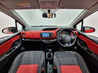 USED 2014 64 TOYOTA YARIS 1.33 VVT-i (99 PS) SPORT 5DR + NAVIGATION + REVERSE CAMERA + 2 TONE RED / BLACK UPHOLSTERY + DAB + MEDIA + PRIVACY +16S 16S+R/CAMERA+PRIVACY GLASS+NAVIGATION+2 TONE SEATS