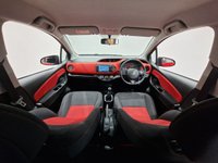 USED 2014 64 TOYOTA YARIS 1.33 VVT-i (99 PS) SPORT 5DR + NAVIGATION + REVERSE CAMERA + 2 TONE RED / BLACK UPHOLSTERY + DAB + MEDIA + PRIVACY +16S 16S+R/CAMERA+PRIVACY GLASS+NAVIGATION+2 TONE SEATS