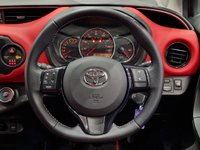 USED 2014 64 TOYOTA YARIS 1.33 VVT-i (99 PS) SPORT 5DR + NAVIGATION + REVERSE CAMERA + 2 TONE RED / BLACK UPHOLSTERY + DAB + MEDIA + PRIVACY +16S 16S+R/CAMERA+PRIVACY GLASS+NAVIGATION+2 TONE SEATS