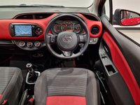 USED 2014 64 TOYOTA YARIS 1.33 VVT-i (99 PS) SPORT 5DR + NAVIGATION + REVERSE CAMERA + 2 TONE RED / BLACK UPHOLSTERY + DAB + MEDIA + PRIVACY +16S 16S+R/CAMERA+PRIVACY GLASS+NAVIGATION+2 TONE SEATS