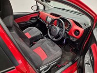 USED 2014 64 TOYOTA YARIS 1.33 VVT-i (99 PS) SPORT 5DR + NAVIGATION + REVERSE CAMERA + 2 TONE RED / BLACK UPHOLSTERY + DAB + MEDIA + PRIVACY +16S 16S+R/CAMERA+PRIVACY GLASS+NAVIGATION+2 TONE SEATS
