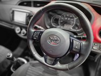 USED 2014 64 TOYOTA YARIS 1.33 VVT-i (99 PS) SPORT 5DR + NAVIGATION + REVERSE CAMERA + 2 TONE RED / BLACK UPHOLSTERY + DAB + MEDIA + PRIVACY +16S 16S+R/CAMERA+PRIVACY GLASS+NAVIGATION+2 TONE SEATS