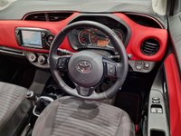 USED 2014 64 TOYOTA YARIS 1.33 VVT-i (99 PS) SPORT 5DR + NAVIGATION + REVERSE CAMERA + 2 TONE RED / BLACK UPHOLSTERY + DAB + MEDIA + PRIVACY +16S 16S+R/CAMERA+PRIVACY GLASS+NAVIGATION+2 TONE SEATS