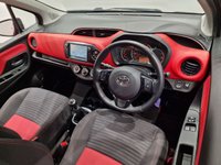 USED 2014 64 TOYOTA YARIS 1.33 VVT-i (99 PS) SPORT 5DR + NAVIGATION + REVERSE CAMERA + 2 TONE RED / BLACK UPHOLSTERY + DAB + MEDIA + PRIVACY +16S 16S+R/CAMERA+PRIVACY GLASS+NAVIGATION+2 TONE SEATS