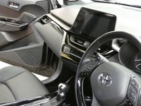 USED 2018 18 TOYOTA CHR 1.8 EXCEL 5d 122 BHP CAZ AND ULEZ COMPLIANT SAT NAV LEATHER REAR CAMERA 1 OWNER SERVICE HISTORY TOYOTA WARRANTY TILL JULY 2028 VAT Q