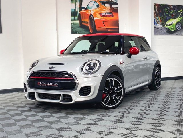 2017 T MINI Hatch John Cooper Works 2.0 JOHN COOPER WORKS 3d 228 BHP